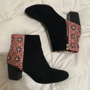 Anthropologie miss Albright laser cut flower boots size 7.5